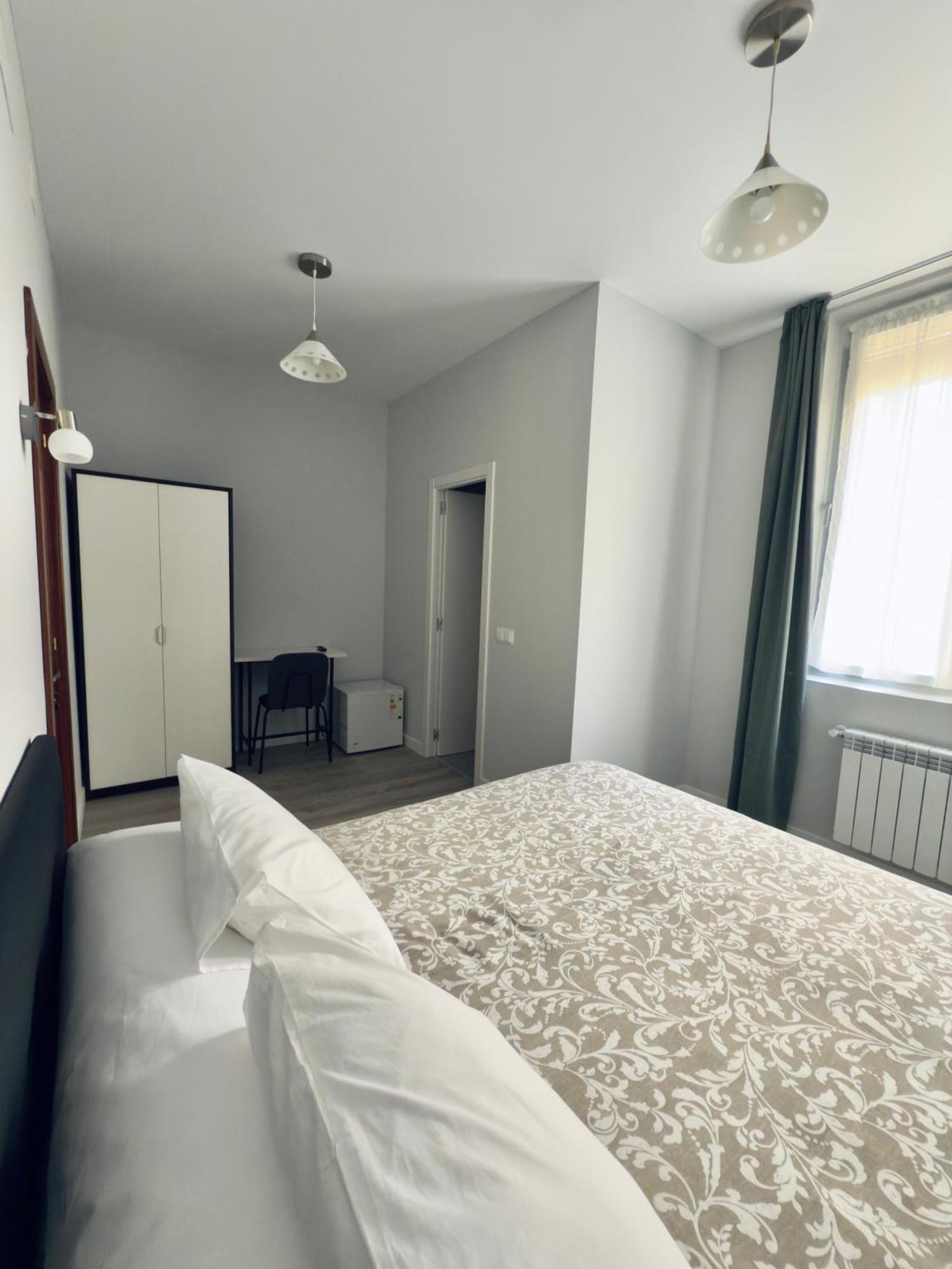 Hostal Conde De Alba Madrid Exterior photo