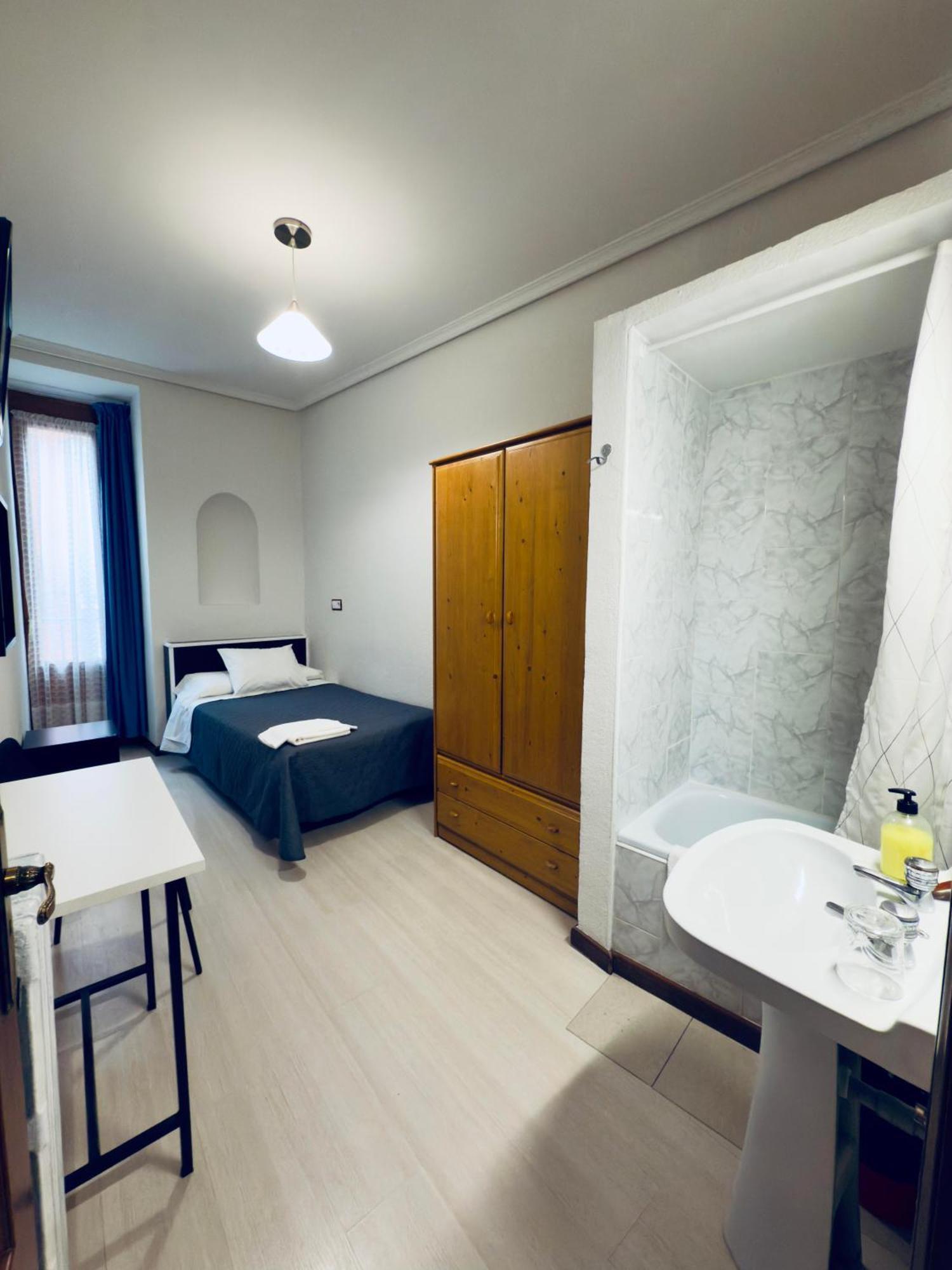 Hostal Conde De Alba Madrid Exterior photo
